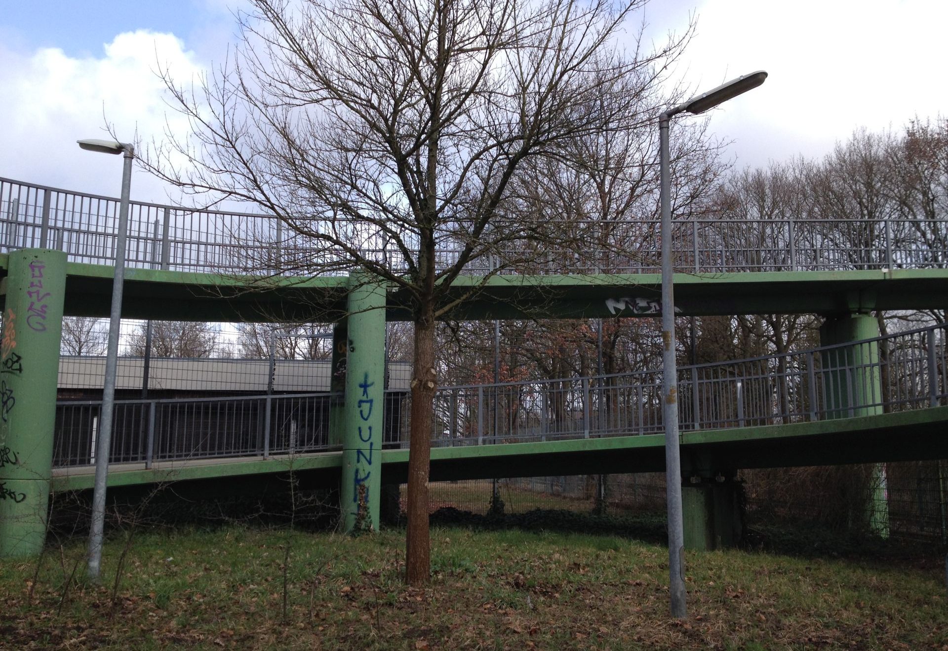 Beleuchtung an der Fußgängerbrücke AKN Friedrichsgabe, Stand März 2019