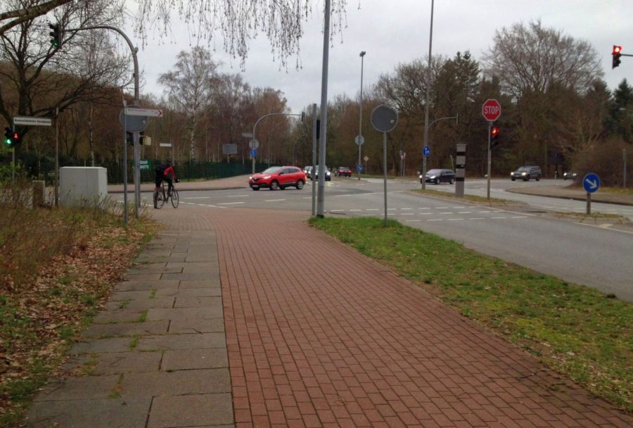 Breiter Radweg entlang der Poppenbütteler Straße in Norderstedt