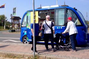 Autonomer Minibus in Keitum auf Sylt: Menschen beim Einsteigen.