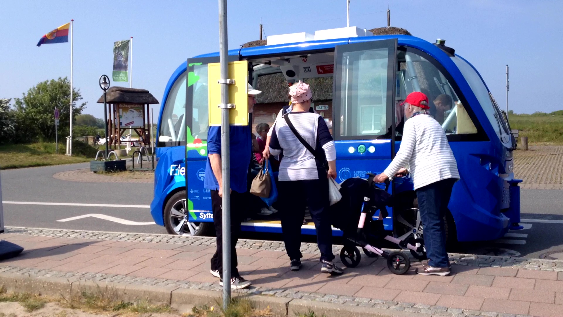 Autonomer Minibus in Keitum auf Sylt: Menschen beim Einsteigen.