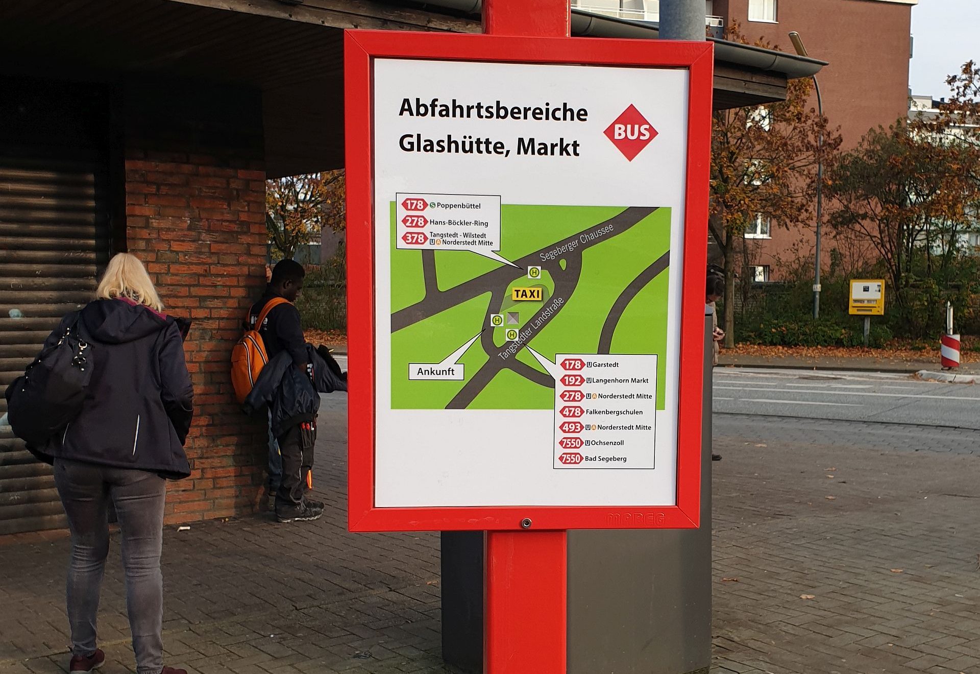 Tafel zeigt die Abfahrtsbereiche am Glashütter Markt mit Buslinien und Richtung