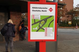 Tafel zeigt die Abfahrtsbereiche am Glashütter Markt mit Buslinien und Richtung