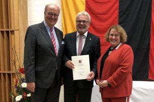 Innenminister Grote überreicht die Freiherr-vom-Stein-Verdienstnadel an Helmuth Krebber