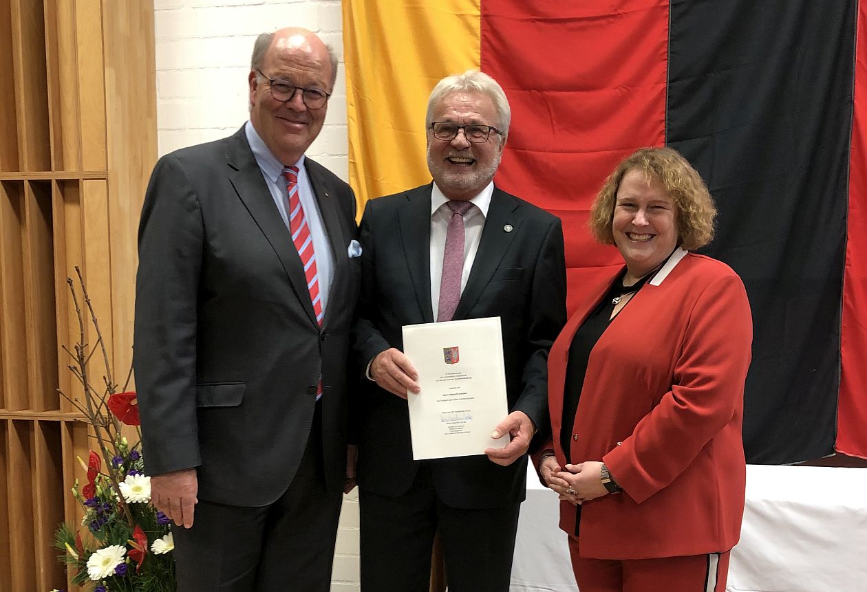 Innenminister Grote überreicht die Freiherr-vom-Stein-Verdienstnadel an Helmuth Krebber