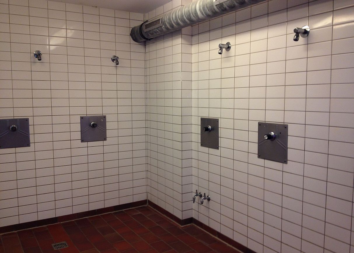 Lehrschwimmbecken Friedrichsgabe: Neuer Duschraum darf nicht benutzt werden.
