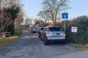 Häufig zugeparkt: Der Weg vor den Kleingärten gegenüber vom Stadtpark
