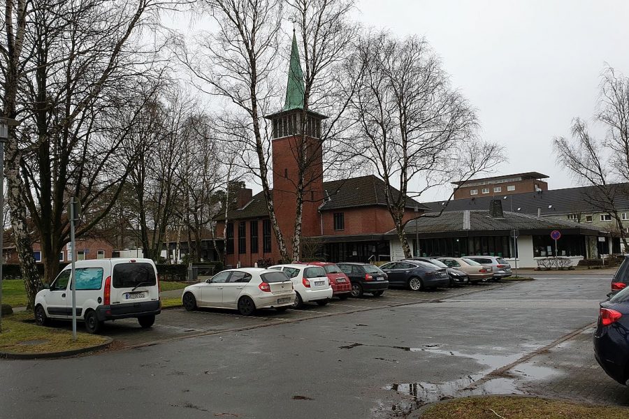 Hier findet das Stadtteilfest zum 50jährigen Stadtjubiläum statt: Platz vor der Falkenbergkirche in Harksheide