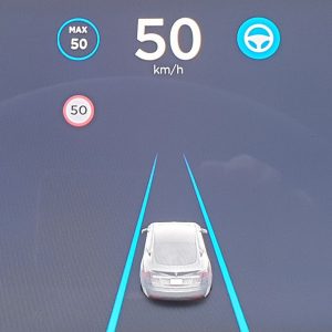 Beispiel Tesla: Blaue Linien zeigen die Fahrspurunterstützung an