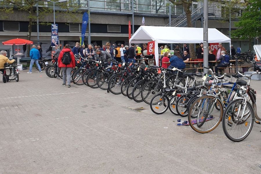 Aufgereihte Fahrräder das Zelt der SPD mit Bratwurstverkauf
