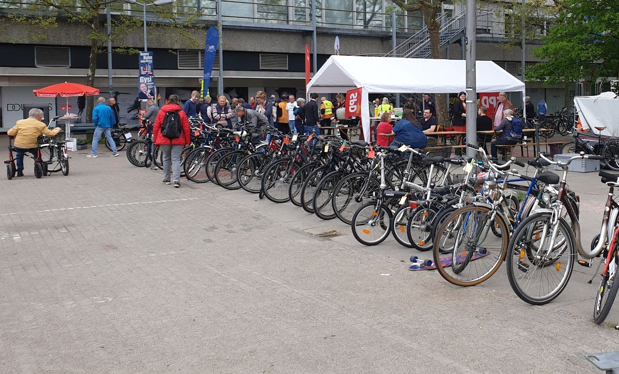 Aufgereihte Fahrräder das Zelt der SPD mit Bratwurstverkauf