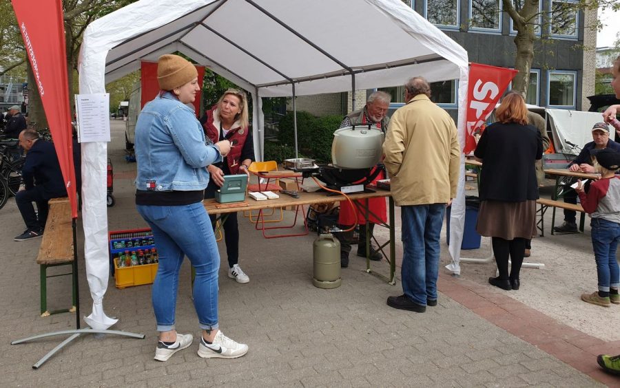 Oberbürgermeisterin Roeder verkauft gerade eine Bratwurst