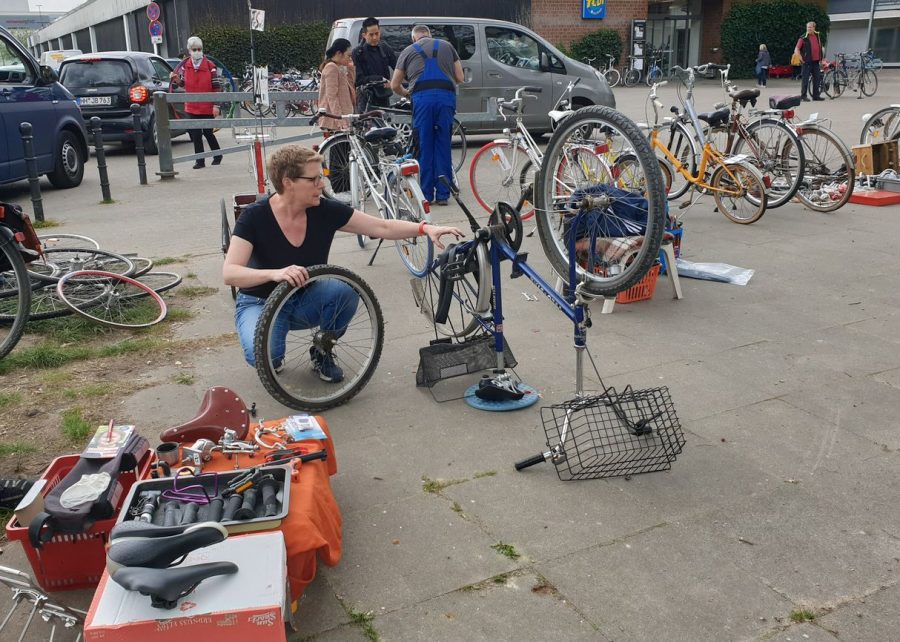 Passantin hat platten Reifen - Händlerin repariert sofort