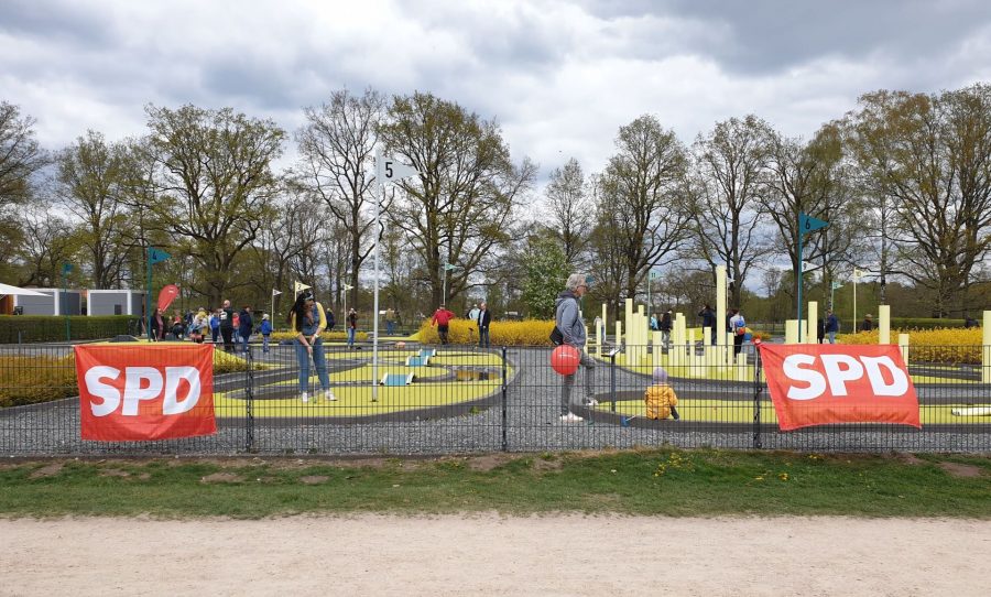 Die Adventure-Golf-Anlage mit SPD-Banner und vielen Menschen