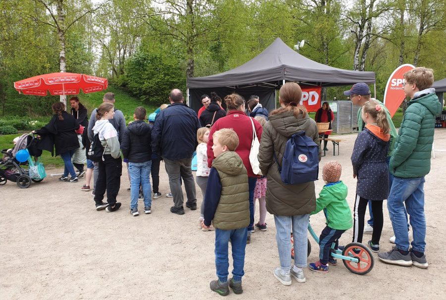 Eltern und Kinder stehen Schlange bei den Wurfspielen am SPD-Stand