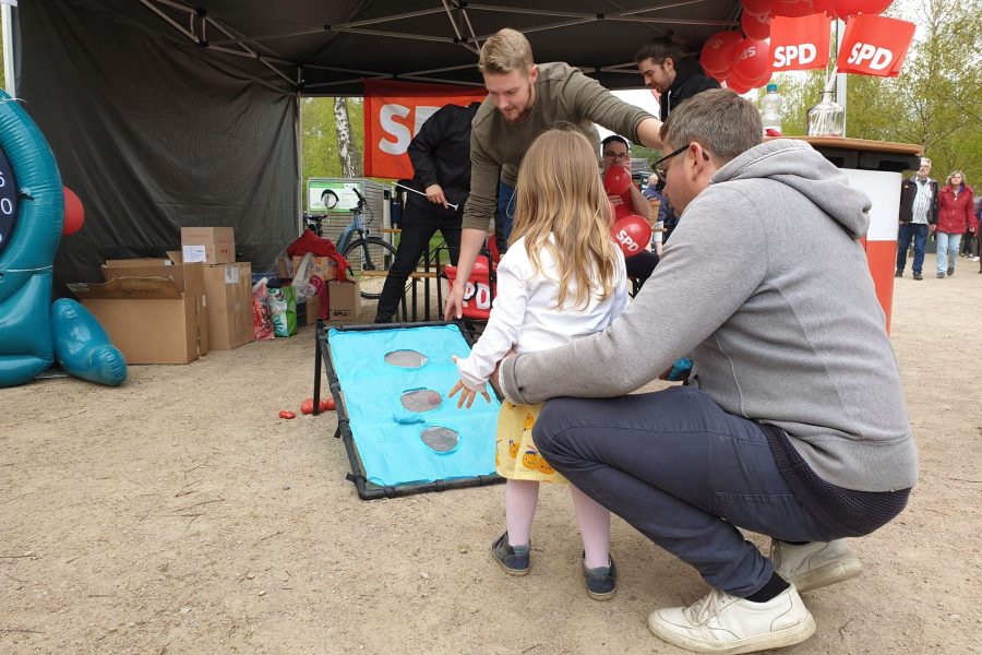 "Eins der drei Löcher treffen" - Stadtvertreter Lasse Jürs zeigt, worauf es ankommt