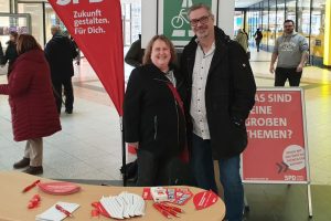 Thementag "Mobilität" der Norderstedter SPD am 11.03.2023: Katrin Fedrowitz und Nicolai Steinhau-Kühl standen zum Bürgergespräch bereit.