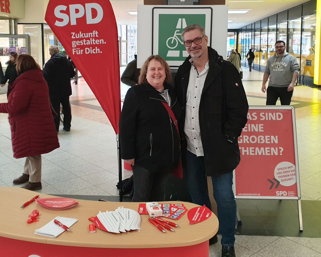 Thementag "Mobilität" der Norderstedter SPD am 11.03.2023: Katrin Fedrowitz und Nicolai Steinhau-Kühl standen zum Bürgergespräch bereit.